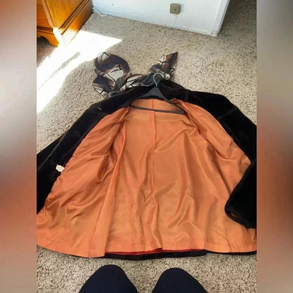 Gently used woman'ss fur coat size m - Picture 6 of 9